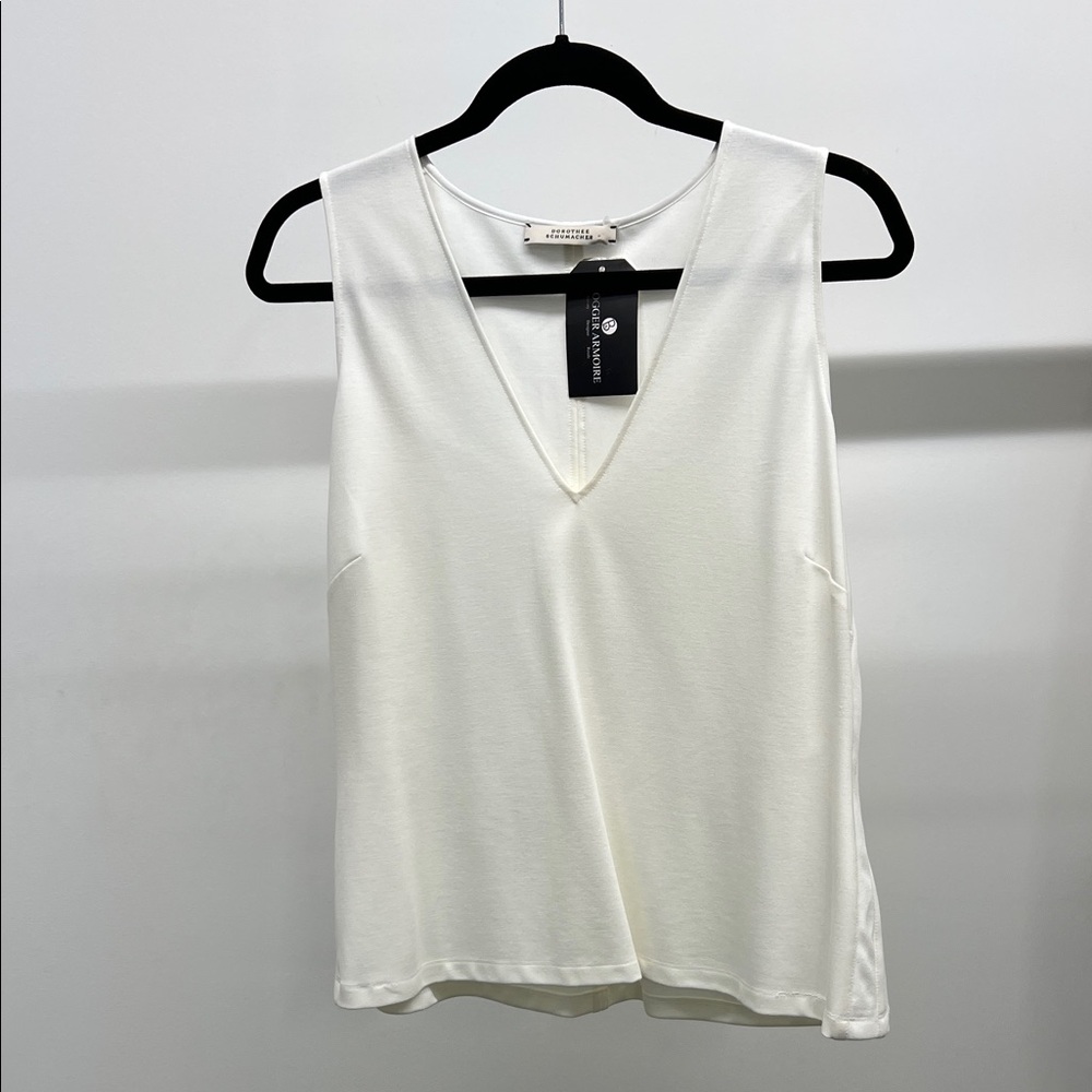 Chic V-Neck Sleeveless Blouse - Picture 1 of 5